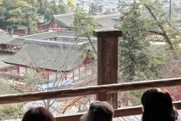 <p>Three friends at Senjokaku Hall enjoying the view of Daisho-in&nbsp;Temple in the far distance&nbsp;</p>