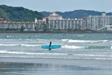 Zaimoku-za is just a stone's throw away from Zushi Marina