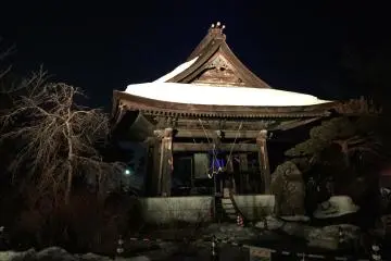 <p>Pagoda yang Atapnya Tertimbun Salju, Menyala dalam Warna Kuning</p>