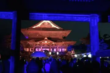 <p>Bangunan Utama Zenkoji yang Terlihat dari Gerbang Utama</p>