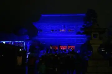 <p>Gerbang Utama Menyala dalam Warna Biru</p>