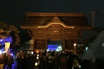 <p>Gerbang pertama Zenkoji, menyala dalam warna kuning</p>