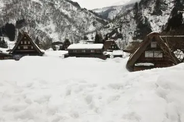 <p>I climbed the hill which was made of shoveled-up snow, and looked down at the village from the top</p>