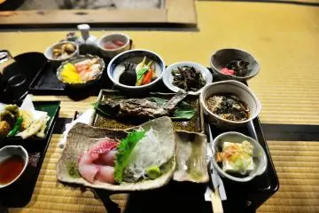 มื้อค่ำแสนวิเศษที่เสิร์ฟในหมู่บ้านเล็กๆ ในหุบเขา ไม่ทำให้ผมผิดหวังจริงๆ! รสชาติแบบพื้นถิ่นแสนอร่อยทำให้ผมดื่มสาเกมากขึ้นอีกหลายแก้วและรู้สึกเป็นสุขเต็มหัวใจ