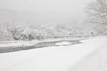 <p>세세라기 주차장 버스 정류장에 내려 데아이 다리를 건너 전망대로 향했습니다.</p>

