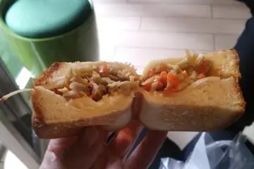 <p>The sandwich is juicy and delicious</p>