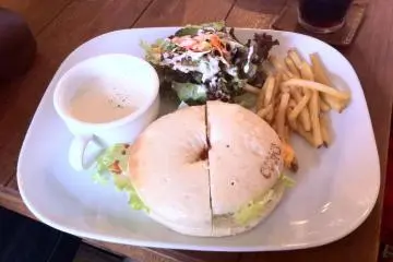 A Bagel Set (Photo: Bret de Colebi)