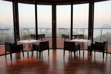 <p>Best seats in the restaurant</p>