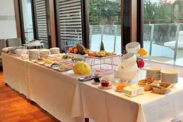<p>The breakfast buffet</p>
