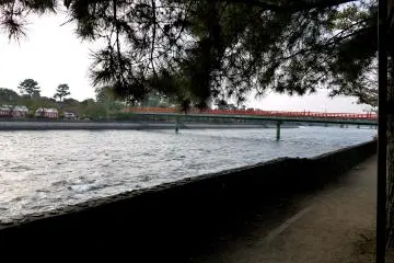 <p>Jembatan penyebrangan di Uji</p>