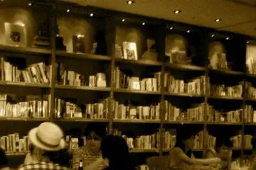 Bookcases inside (Photo: jjwalsh)