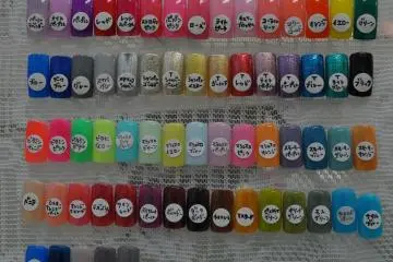 <p>Warna-warni gel kuku parfait</p>