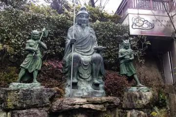 <p>Une statue de En no Gyōja et ses deux d&eacute;mons serviteurs. En no Gyōja est connu pour &ecirc;tre le fondateur du Shugendo, une tradition ancienne unique et syncr&eacute;tique qui int&egrave;gre divers enseignements du Shinto, du tao&iuml;sme et du bouddhisme &eacute;sot&eacute;rique</p>