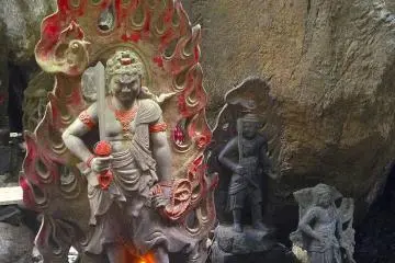 <p>Juste un aper&ccedil;u des quelques centaines de statues qu'abritent le site. Beaucoup sont illumin&eacute;es avec des bougies et de l'encens. Elles sont situ&eacute;es juste &agrave; l'entr&eacute;e d'une grotte dans laquelle vous pouvez entrer</p>