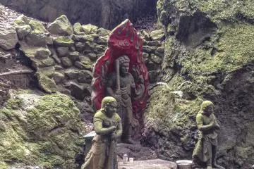<p>Fudō Myō-ō est tr&egrave;s r&eacute;pandue sur ce site. Ici en particulier, il peut &ecirc;tre vu avec ses serviteurs Kongara et Seitaka. L'histoire de Fudō Myō-ō remonte &agrave; l'Inde antique. Son nom en sanskrit est Ācala</p>