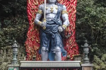 <p>Une massive et color&eacute;e statue de la divinit&eacute; bouddhiste Fudō Myō-ō</p>