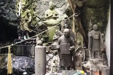 <p>Une collection unique de divinit&eacute;s bouddhistes incluant une version tr&egrave;s curieuse de Fudō Myō-ō qui peut &ecirc;tre vu ici avec une t&ecirc;te de dragon</p>