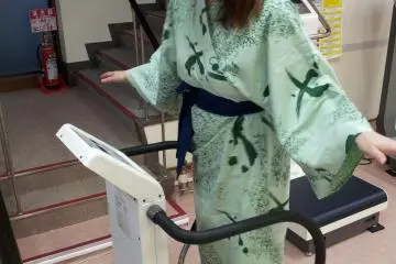 Fun on the hip-shaker machine