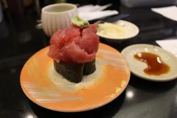 <p>The most popular item on the menu, Mount of Tuna - only 100 yen. No need to eat all the wasabi!</p>