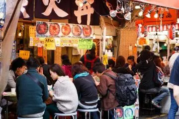 <p>Plenty of places to stop in and eat along the way</p>