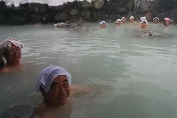츠루노유에 있는 혼탕 온천 속에서는 모두 웃고 있다