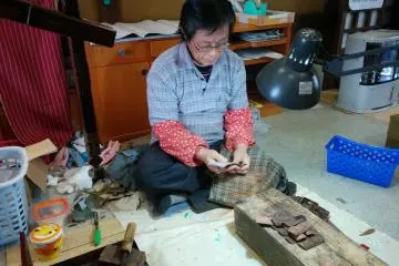 그 박물관의 숙련된 장인 중 한 명이 수세기 동안 전통 공예품을 전시한다
