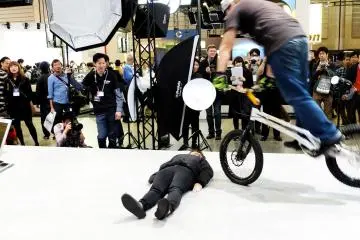 <p>Hasselblad had hired a stunt bicycle man to do his cool tricks while the company's representative took photos of him and had them displayed instantly on a monitor.&nbsp;</p>