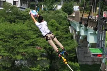 Throw yourself off the bridge (Photo: <a href="http://www.bungyjapan.com/en/index.php/gallery/image_full/888/" target="_blank" rel="noreferrer noopener nofollow">Bungy Japan</a>)