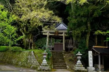 <p>Small shrine beside the road</p>