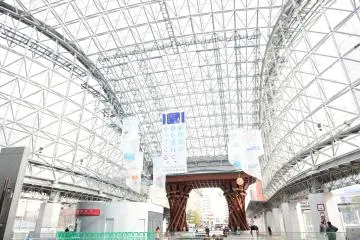 <p>The entrance-way to Kanazawa is made of 3,019 pieces of glass! It's so bright and provides visitors a shelter from the rain.</p>
