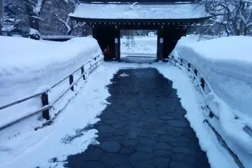 Exiting the Denshokan craft center