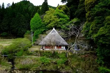 <p>วัดเล็กๆ ที่มีหลังคาแหลมสูง และสุสานที่อยู่เบื้องหลัง</p>