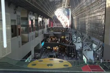 <p>Siapa yang mengira bahwa rangkaian baja yang di sebelah kiri adalah skywalk</p>