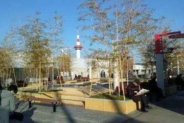 <p>Mereka yang sedang menikmati taman di atas Stasiun Kyoto</p>