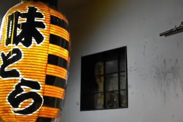 심지어 입구에 걸려있는 등불도 노란색 줄무늬가 있는 호랑이를 나타낸다