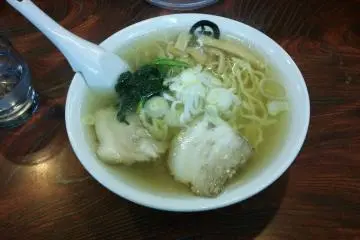 <p>Ramen kin (emas) mentega, dengan potongan daging babi yang lumer di mulut</p>
