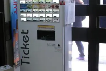 <p>Anda memilih pesanan Anda dengan membeli tiket, kemudian menyerahkannya ke salah satu karyawan</p>

