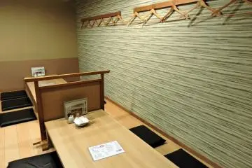 การตกแต่งภายในของร้าน  Maedaya Ichirin ในฟุกุอิ