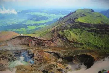 <p>Mount Aso&rsquo;s main crater and its acid water lake</p>