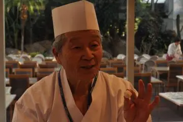 เชฟขนมหวาน คุณ Tadao Kaburagi กำลังสาธยายศิลปการทำวะกะชิ (wagashi)