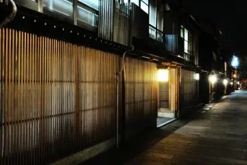 <p>In this old town, there remain houses with beautiful latticed bay windows called, 'Kimusuko'</p>
