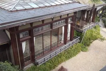 서양식 집을 내려다보며