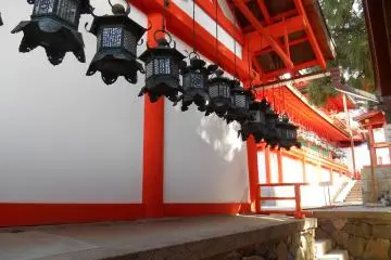 <p>Lentera perunggu di Kasuga Taisha</p>