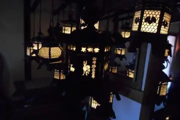 <p>Dalam ruang gelap, kita dapat melihat lentera bercahaya</p>