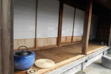 <p>A traditional house at the beginning of the course</p>