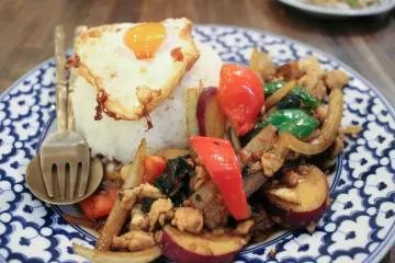 Khao pad bai kraprow