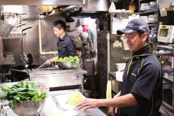Sakamoto-san dan Wai-san yang sedang sibuk di dapur