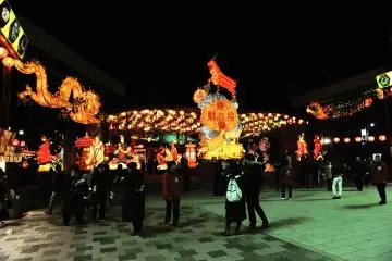 <p>It was close to 10 P.M., the lights-off time! An announcement urged spectators to hurry up and take final photos.</p>