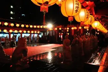 <p>Chinese fragrance fills the air</p>