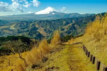 <p>As you descend further, Mount Fuji seems to get closer</p>